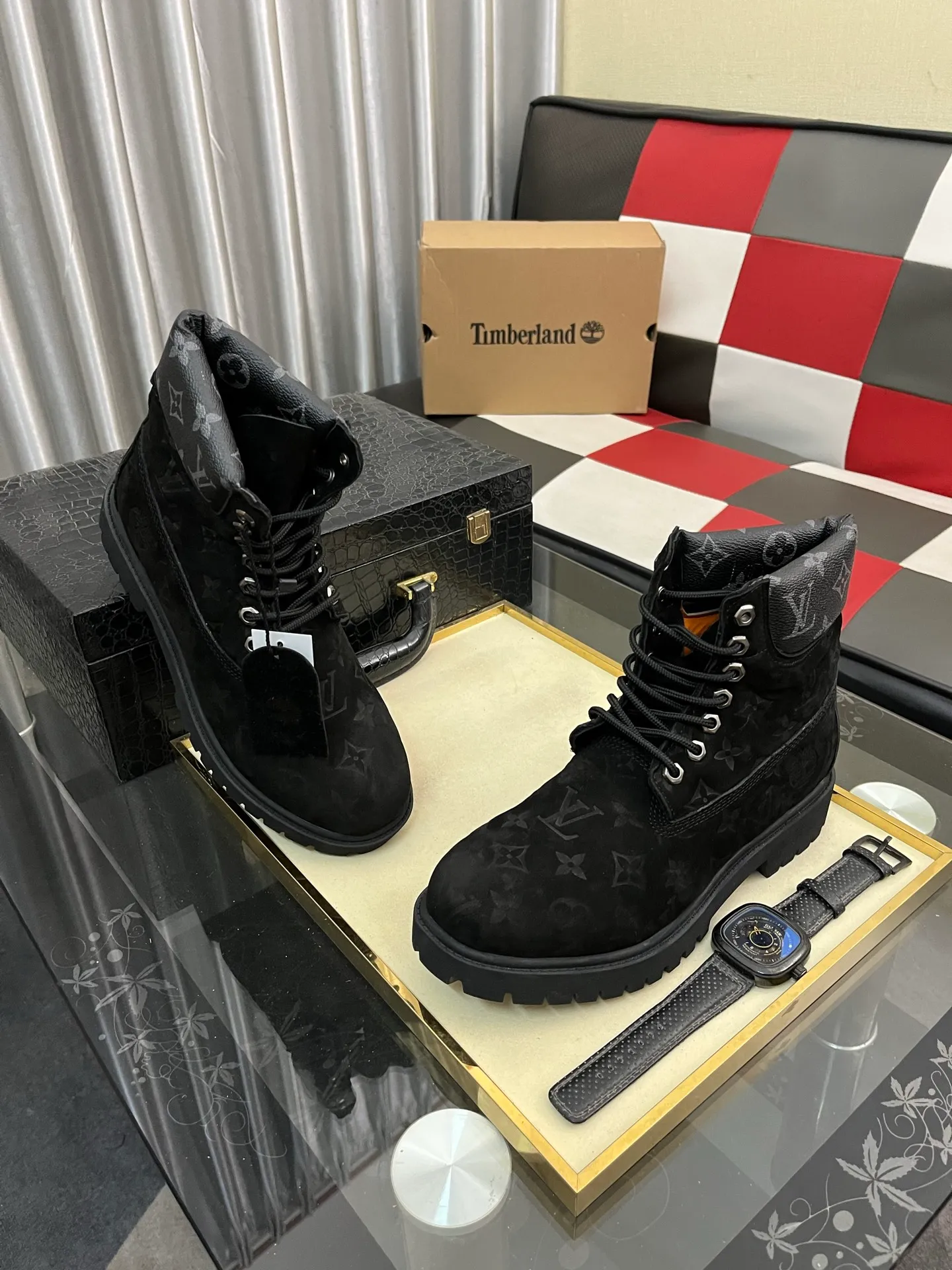 Ex-factory price: 458⌚️⌚️LV x Timberland Timberland joint model Presbyopia Embossed Rhubarb Boots Ankle Boots Short Boots LV x Timberland ankle boots are made of Monogram embossed waterproof nubuck cow leather, relying on the brand's exquisite craftsmanship to carefully reshape the classic Timberland 6-inch boot shape in Italy, with an eye-catching American workwear style. Created by Pharrell Williams 2025 autumn and winter menswear show. Monogram embossed tongue, original Timberland laces and outsole are exquisite details, and the leather label expresses the cooperation logo. Exquisite packaging at the delivery counter🛍📦 ▪️Material: Original customized imported first-layer cowhide ▪️Inner lining: Original customized leather lining/mesh lining ▪️Outsole: Original molded rubber material ▪️Sole thickness: 3.5CM ▪️Size: 38-44